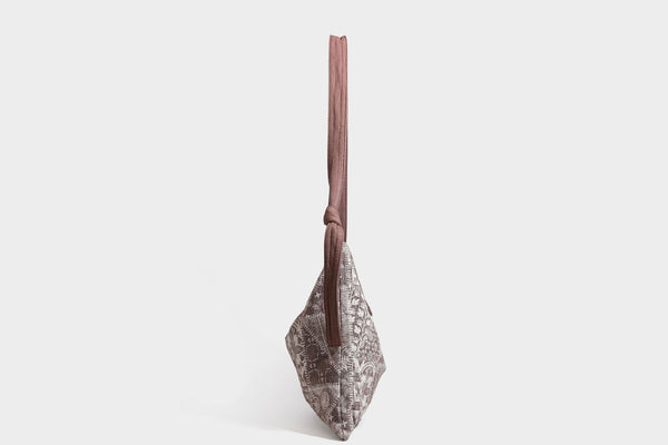 Weich fallende Hobo-Schultertasche aus Canvas mit botanischem Print, langem geknotetem Riemen und Reißverschluss oben, Detailansicht 38