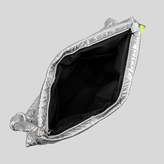 Gesteppte Puffer-Schultertasche in hochglänzendem Metallic-Silber mit neonfarbenem Kordel-Zipperanhänger und gepolstertem, geknotetem Trageriemen, Detailansicht 4
