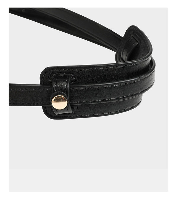 Große, glänzende Tote-Bag aus schwarzem Lederimitat mit geknitterter Optik, lässig fallender Trapezsilhouette, zwei Schulterriemen und goldfarbenen