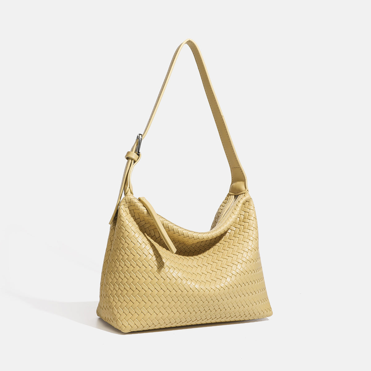 Kompakte Hobo-Schultertasche mit gewebter Optik, Reißverschluss oben, silberfarbenem Ringbeschlag und ineinander verflochtener Lederoptik, Detailansicht