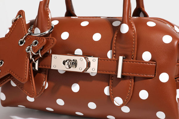 Kleine, strukturierte Mini-Henkeltasche mit Polka-Dot-Muster, Sternanhänger, Schnallriemen-Detail auf der Vorderseite, zwei Henkeln und abnehmbarem