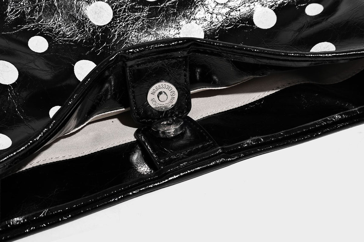 Glänzende Bucket-Bag mit schwarz-weißem Tupfenmuster, langem verstellbarem Riemen und Kordelzugverschluss, Detailansicht 15