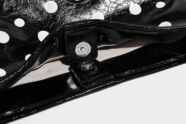 Glänzende Bucket-Bag mit schwarz-weißem Tupfenmuster, langem verstellbarem Riemen und Kordelzugverschluss, Detailansicht 15