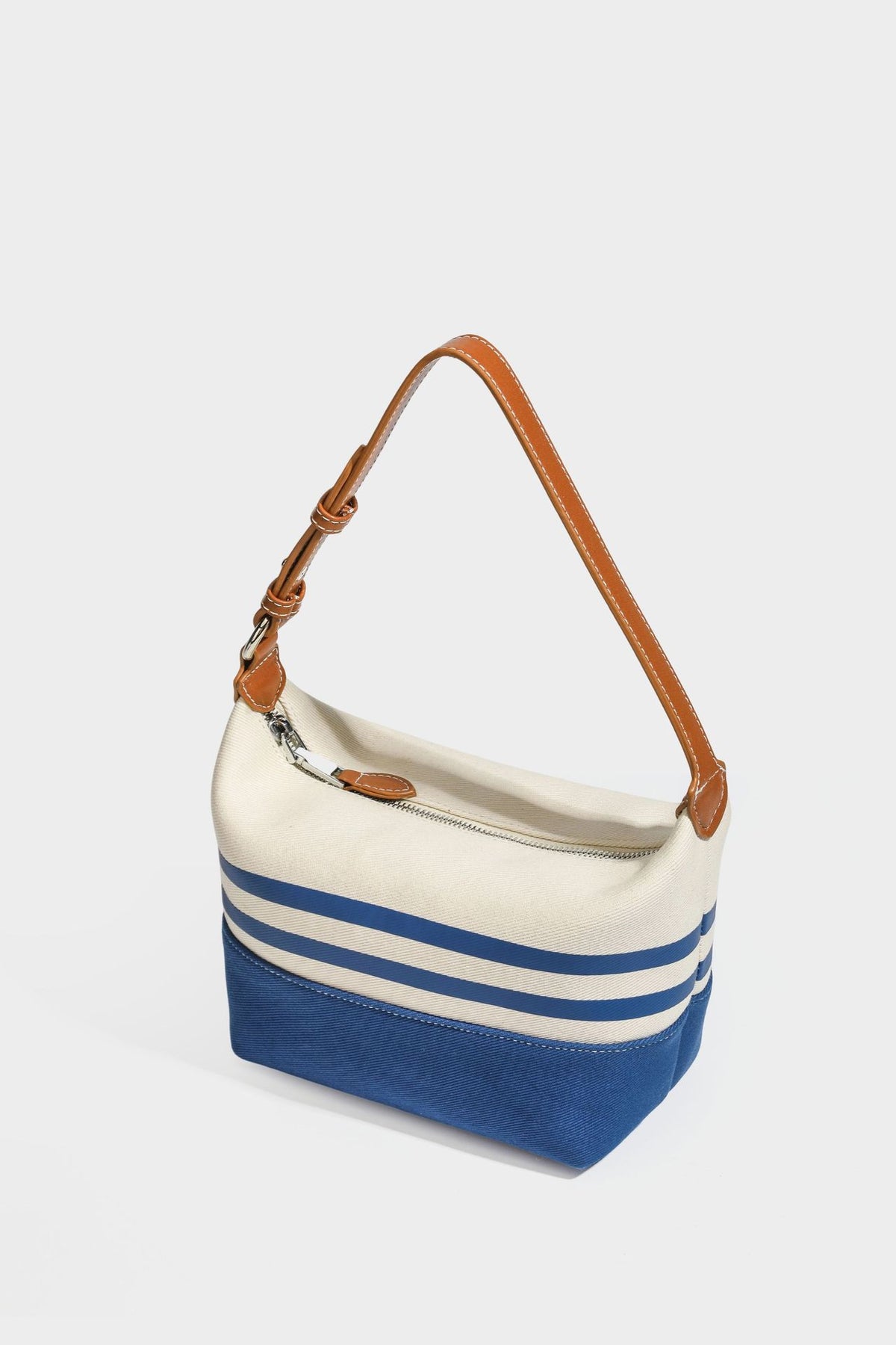Creme-blau gestreifte Canvas-Schultertasche mit hellbraunem Riemen in Lederoptik und Reißverschluss in Silberoptik, Detailansicht 20