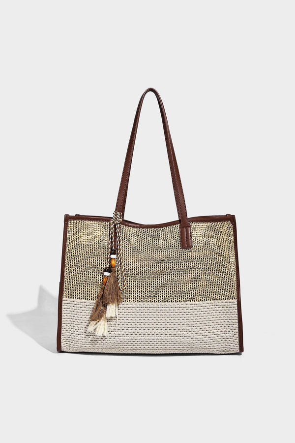 Große Tote-Bag aus grob geflochtenem Stroh in Beige und Creme mit dunkelbraunen Details in Lederoptik, langen Schulterriemen und einem mit Perlen verzierten