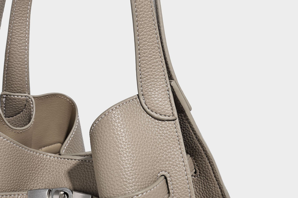 Geräumige Henkeltasche in genarbter Lederoptik mit silberfarbenem Drehverschluss-Detail am Riemen und zwei Henkeln, Detailansicht 26