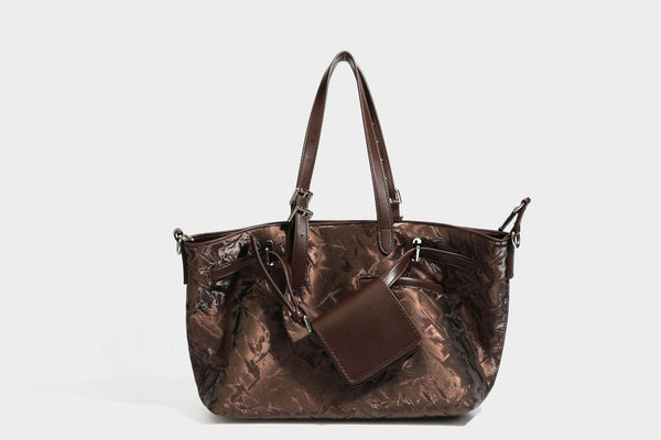 Glänzende, geknautschte Metallic-Tote-Bag mit zwei Tragegriffen oben, abnehmbarem Schulterriemen und abnehmbarer Mini-Reißverschlusstasche in Braun