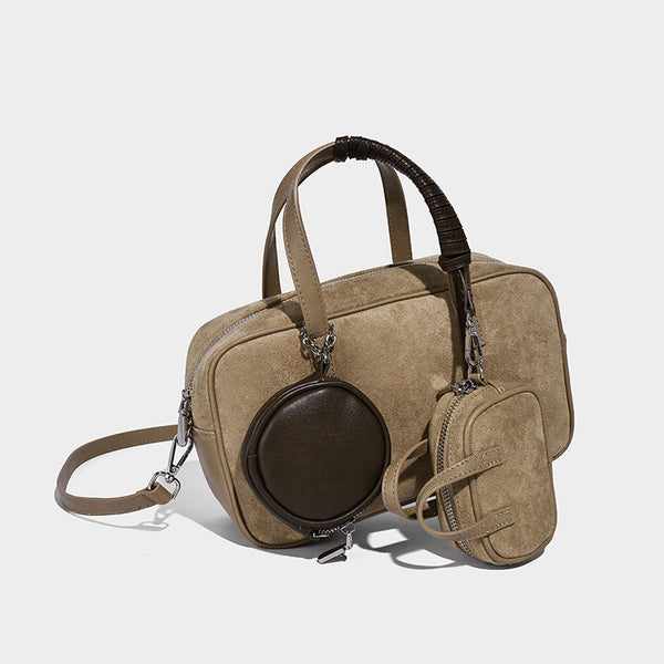 Strukturierte Boston-Bowlingtasche in Veloursleder-Optik, dunkelbraun, mit Henkeln mit blauen Akzenten und abnehmbarem Mini-Rundtäschchen, Detailaufnahme