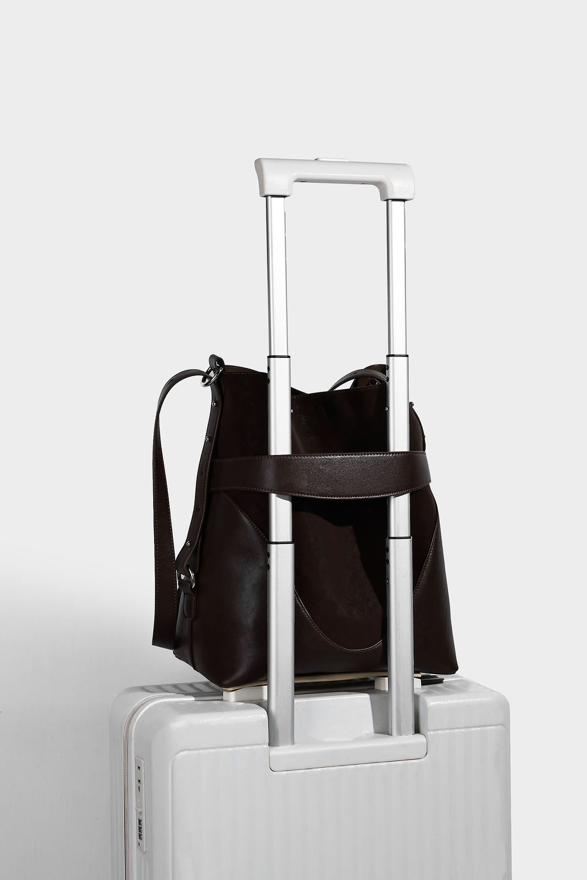 Hohe, matte Beuteltasche mit Veloursleder-Haptik, Band in Lederoptik, silberfarbenen Beschlägen und abnehmbarer Reißverschlusstasche, Detailansicht 21