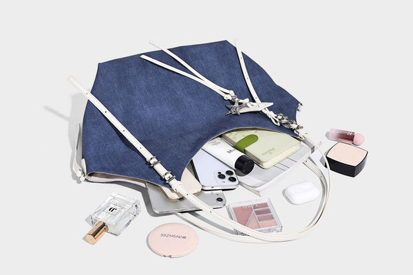 Große, weich fallende Schulter-Tote-Bag in Denim-Optik aus Canvas mit Trägern in Lederoptik, silberfarbenen Schnallendetails und einem herabhängenden
