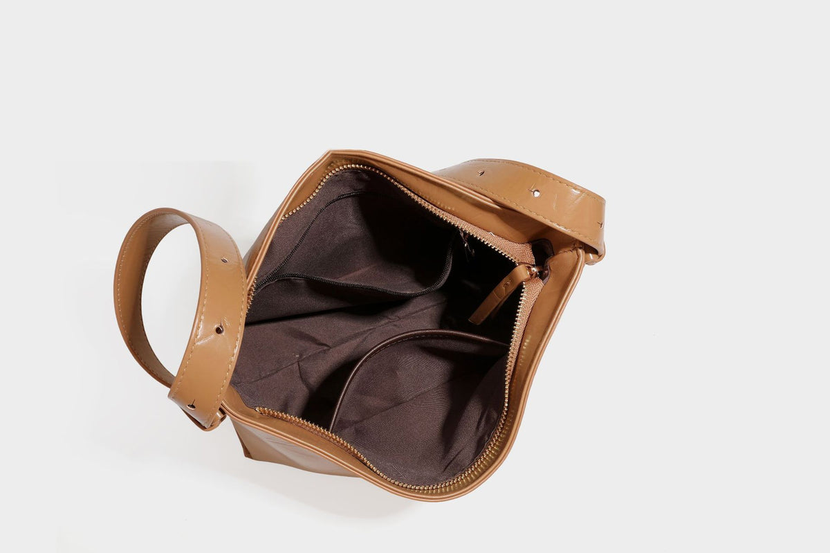 Lässig fallende Hobo-Schultertasche mit offenem Oberteil aus glänzender, karamellbrauner Lederoptik, mit Logo-Beschlägen in Goldoptik und langem, verstellbarem