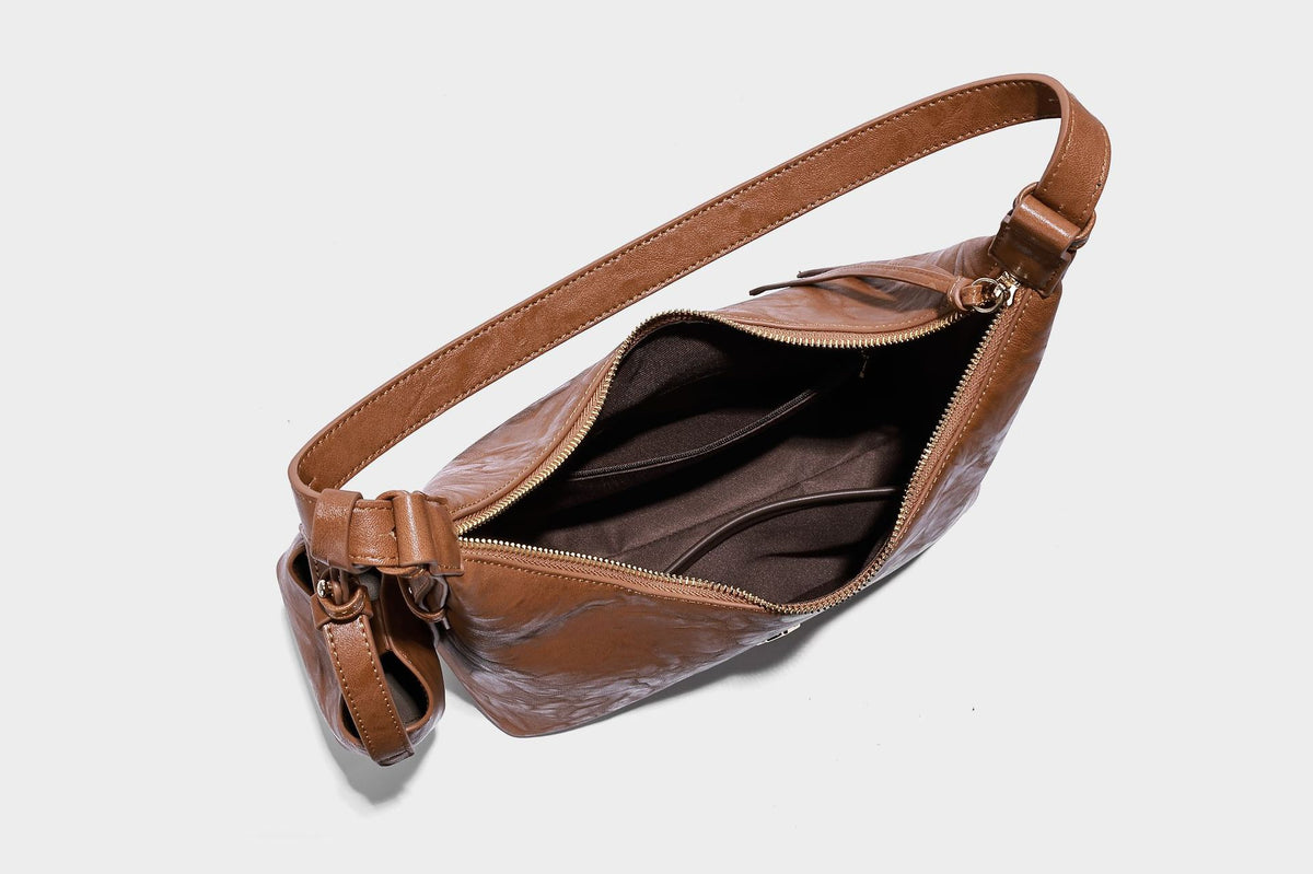 Glänzende Hobo-Schultertasche in Lederoptik mit abnehmbarem Mini-Etui und Logo-Beschlägen in Goldoptik, Detailansicht 31