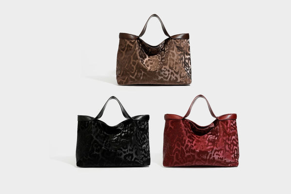 Glänzende Tote-Bag mit Leopardenmuster, dunkelbraunem Besatz in Lederoptik und zwei Tragegriffen, Detailansicht 42