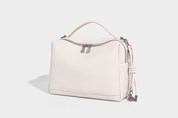 Kleine, strukturierte Crossbody-Tasche mit genarbter Oberfläche, Henkel, Reißverschluss, silberfarbener Hardware und optionalem Quastenanhänger