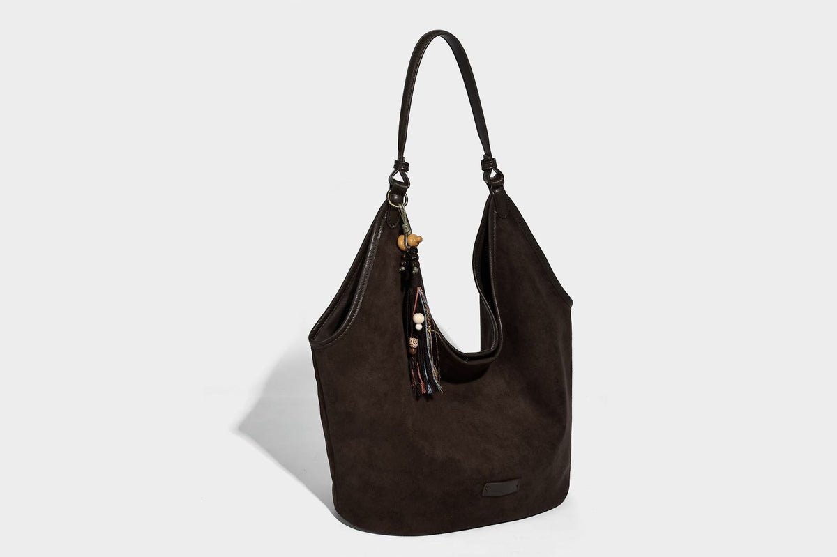 Lässig fallende matte Hobo-Schultertasche in Wildlederoptik mit offenem oberen Rand und optionalem Quasten- und Perlenanhänger, Detailansicht 30