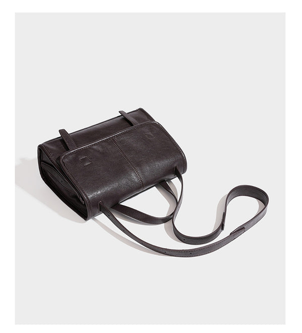 Strukturierte Satchel-Tasche mit Überschlag aus dunkelbrauner, glänzender Lederoptik, kurzem Tragegriff und langem, verstellbarem Schulterriemen