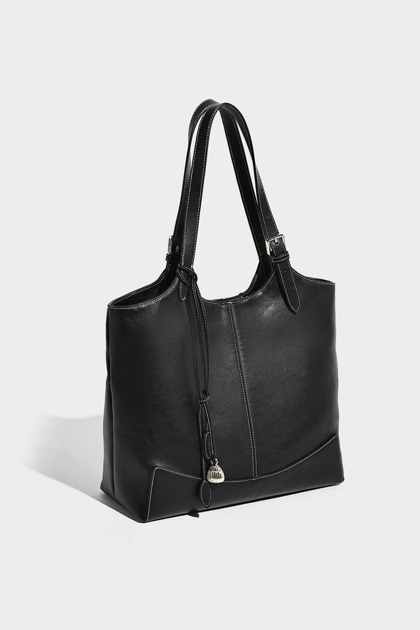 Große, strukturierte Schultertasche im Tote-Stil in Braun und Lederoptik mit langen Doppelriemen, Schnallenbeschlägen, Quasten-Anhänger und geschwungener