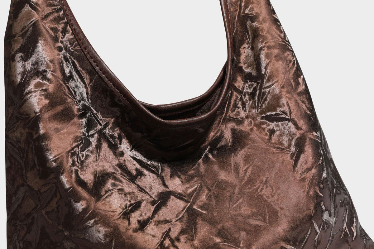 Glänzende, geknautschte, weich fallende Hobo-Schultertasche mit glattem Besatz und einem Schulterriemen, Detailansicht 25