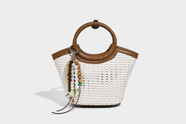 Kleine gewebte Beuteltasche in Tanbraun mit rundem Henkel aus Lederimitat, Quastenanhänger mit Perlen und abnehmbarem Crossbody-Riemen