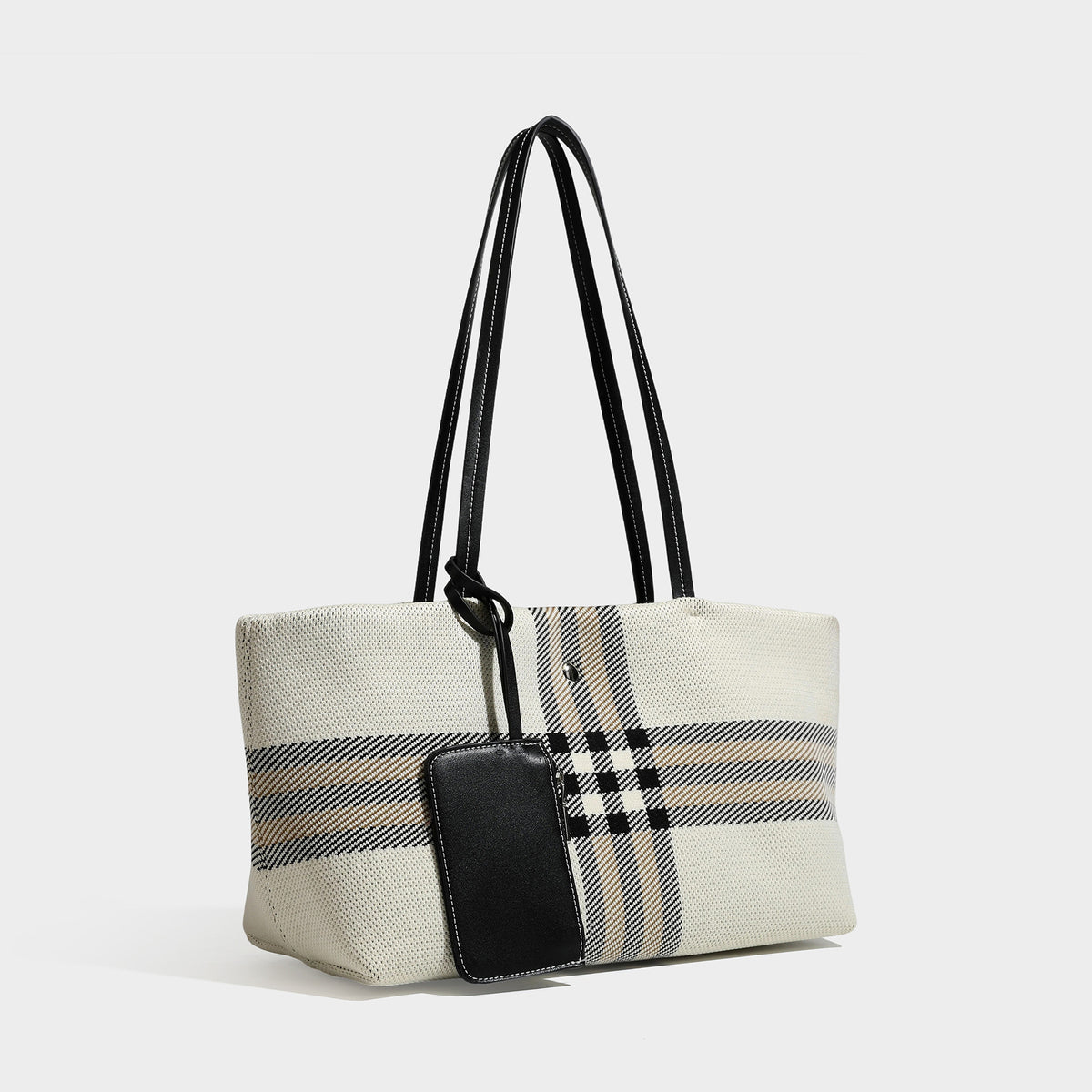 Strukturierte gewebte Tote-Bag mit Karomuster, langen schwarzen Schulterriemen in Lederoptik und aufgesetztem schwarzem Reißverschlusstäschchen, Detailansicht 4