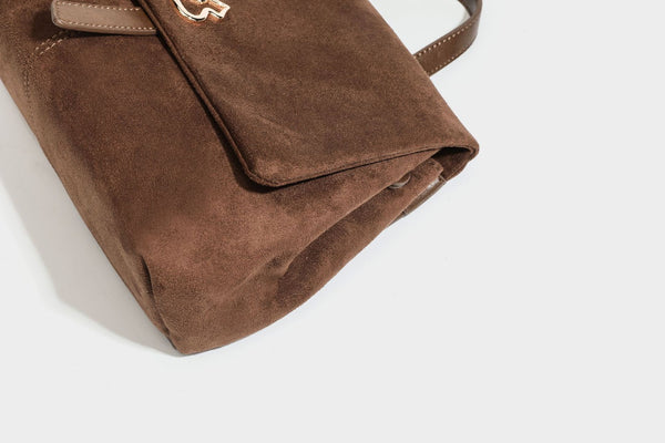 Formstabile Satchel-Tasche mit mattem Veloursleder-Finish, Überschlag, goldfarbenen Emblem-Beschlägen, kurzem Tragegriff und verstellbarem Crossbody-Riemen