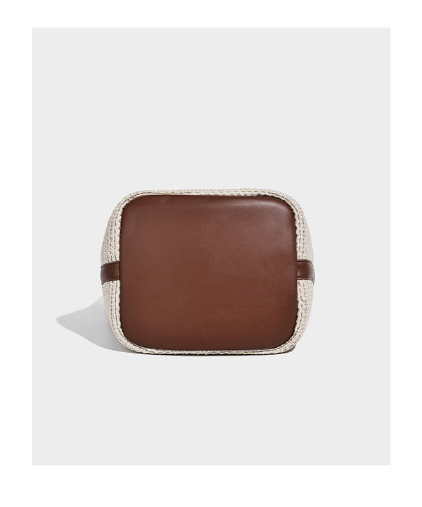 Zweifarbige gewebte Tote-Bag in Beige und Creme mit braunen Schulterriemen in Lederoptik und Quastenanhänger mit Perlen, Detailansicht 12