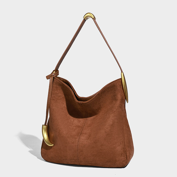 Weich fallende Hobo-Schultertasche in brauner matter Veloursleder-Optik mit goldfarbenen Halbmond-Beschlägen und schmalem Schulterriemen, Vorderansicht