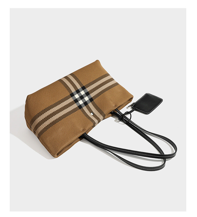 Strukturierte karierte Tote-Bag aus Webmaterial mit langen Schulterriemen in schwarzer Lederoptik und befestigter schwarzer Reißverschlusstasche, Detailansicht 11