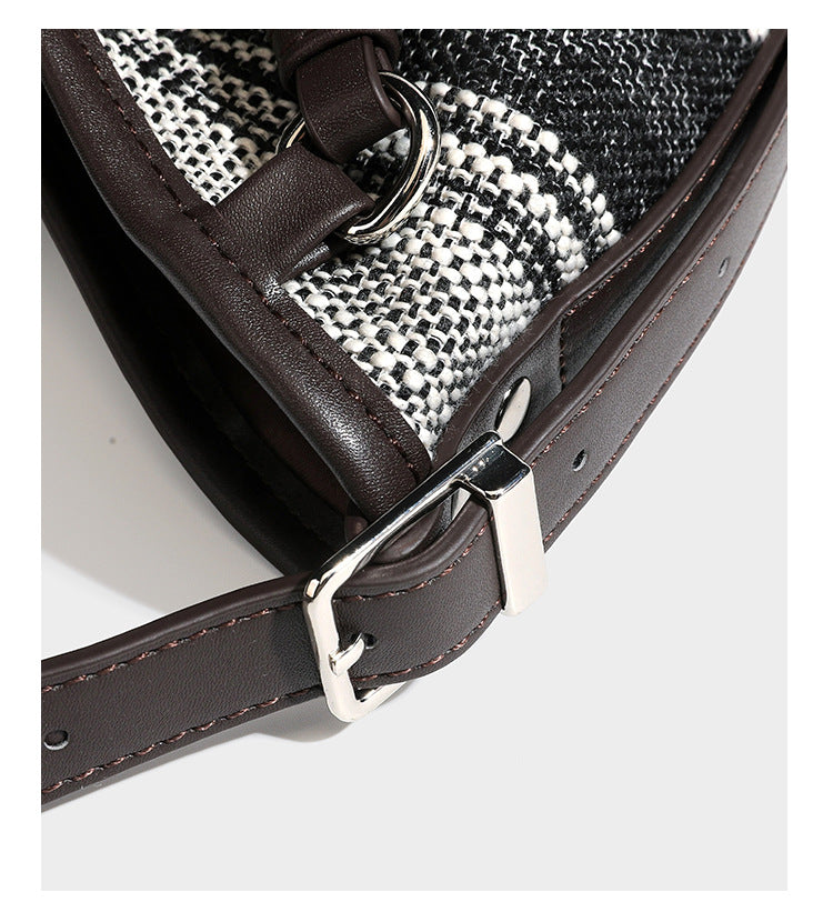 Schwarz-weiß karierte Hobo-Schultertasche aus gewebtem Material mit dunkelbrauner Einfassung in Lederoptik, Kordelzugverschluss und langem, verstellbarem
