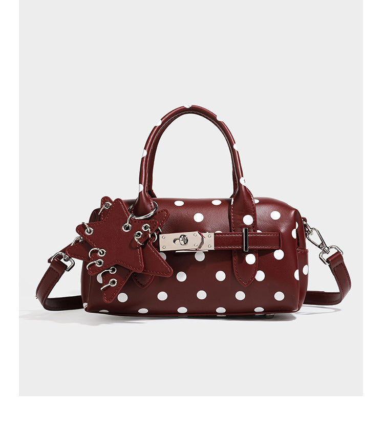 Kleine, strukturierte Mini-Henkeltasche mit Polka-Dot-Muster, Sternanhänger, Schnallriemen-Detail auf der Vorderseite, zwei Henkeln und abnehmbarem