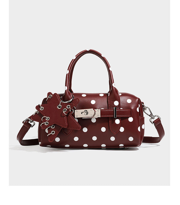 Kleine, strukturierte Mini-Henkeltasche mit Polka-Dot-Muster, Sternanhänger, Schnallriemen-Detail auf der Vorderseite, zwei Henkeln und abnehmbarem