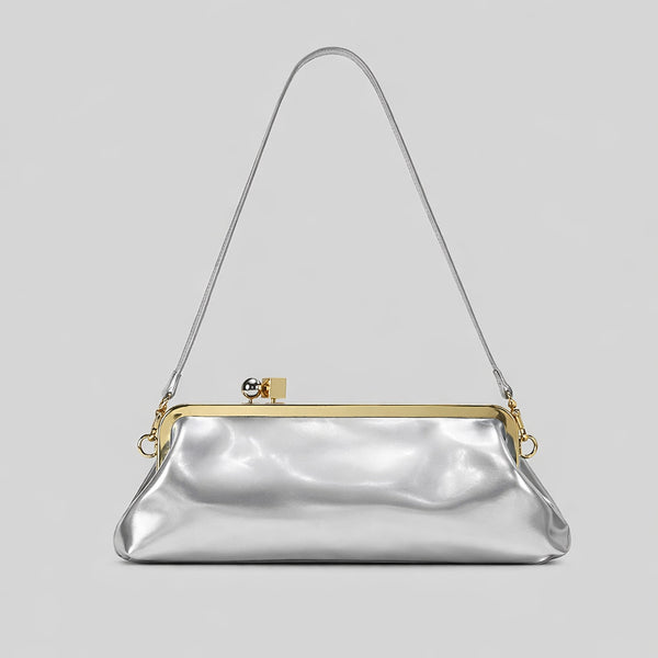 Strukturierte Clutch mit Kiss-Lock-Rahmenverschluss aus dunkelbrauner, krokodil-geprägter Lederoptik mit goldfarbenen Details und schmalem