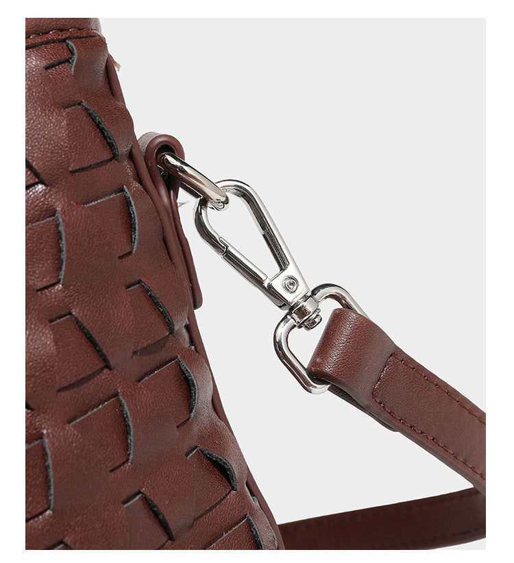 Strukturierte Tote-Bag in Dunkelbraun mit gewebter Reliefstruktur in Lederoptik, zwei Tragegriffen, abnehmbarem Crossbody-Riemen und rund