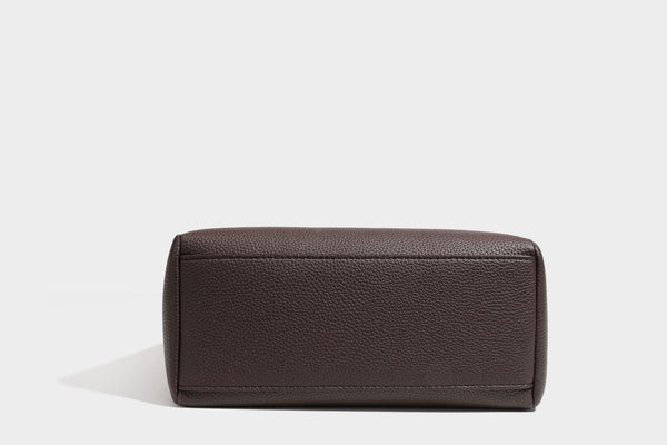 Dunkel espressofarbene, genarbte Hobo-Schultertasche mit warm camelbraunen Details, verstellbarem schmalem Riemen, goldfarbenen Ringbeschlägen und geknotetem