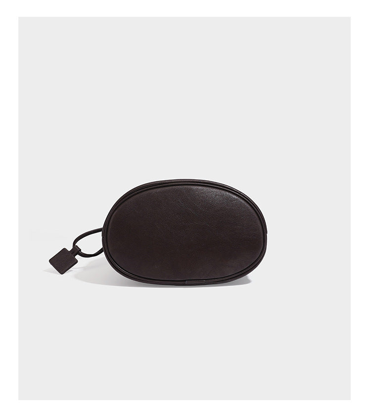 Kleine dunkelbraune Beuteltasche mit Kordelzug, langem verstellbarem Crossbody-Riemen und silberfarbenen Beschlägen, Detailansicht 17