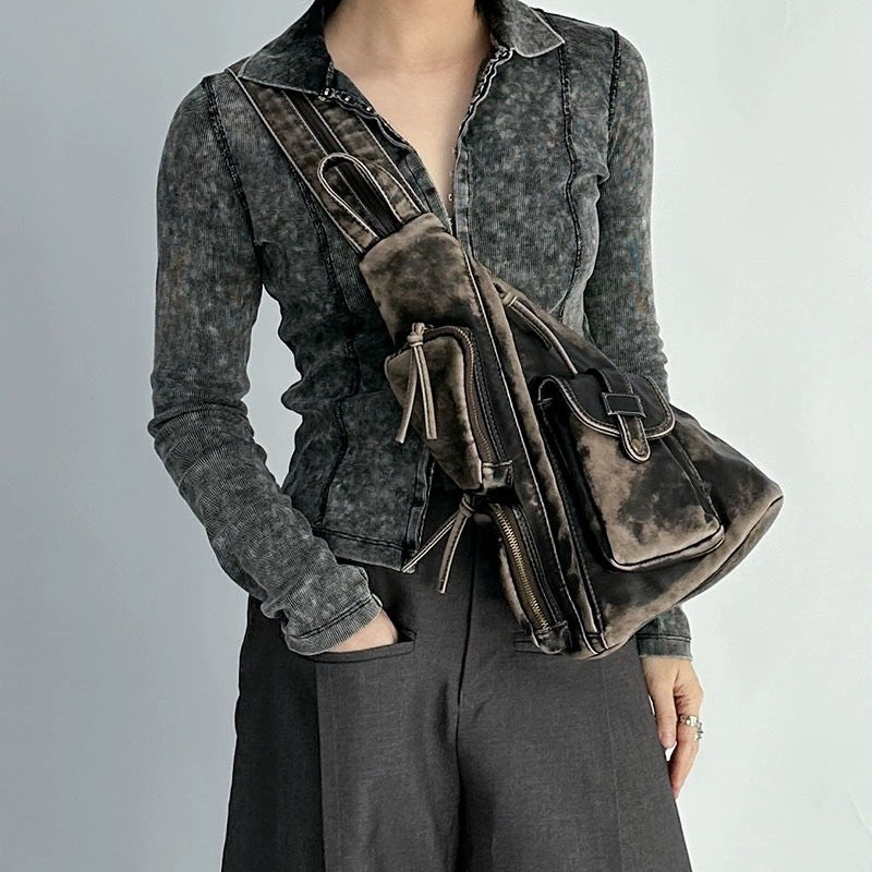 Dreieckiger Sling-Rucksack aus Used-PU in Oliv mit mehreren Reißverschlussfächern, Druckknopfklappe, Beschlägen in Goldoptik und