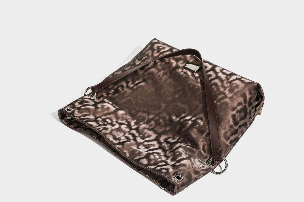 Locker fallende Hobo-Schultertasche mit Leopardenprint, glänzender Satinoptik, silberfarbenen Ringdetails und schmalem Schulterriemen