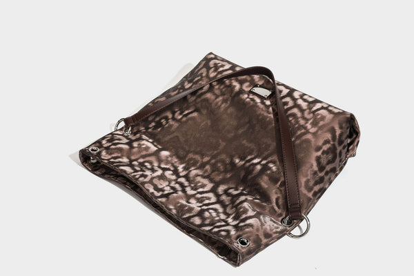 Locker fallende Hobo-Schultertasche mit Leopardenprint, glänzender Satinoptik, silberfarbenen Ringdetails und schmalem Schulterriemen