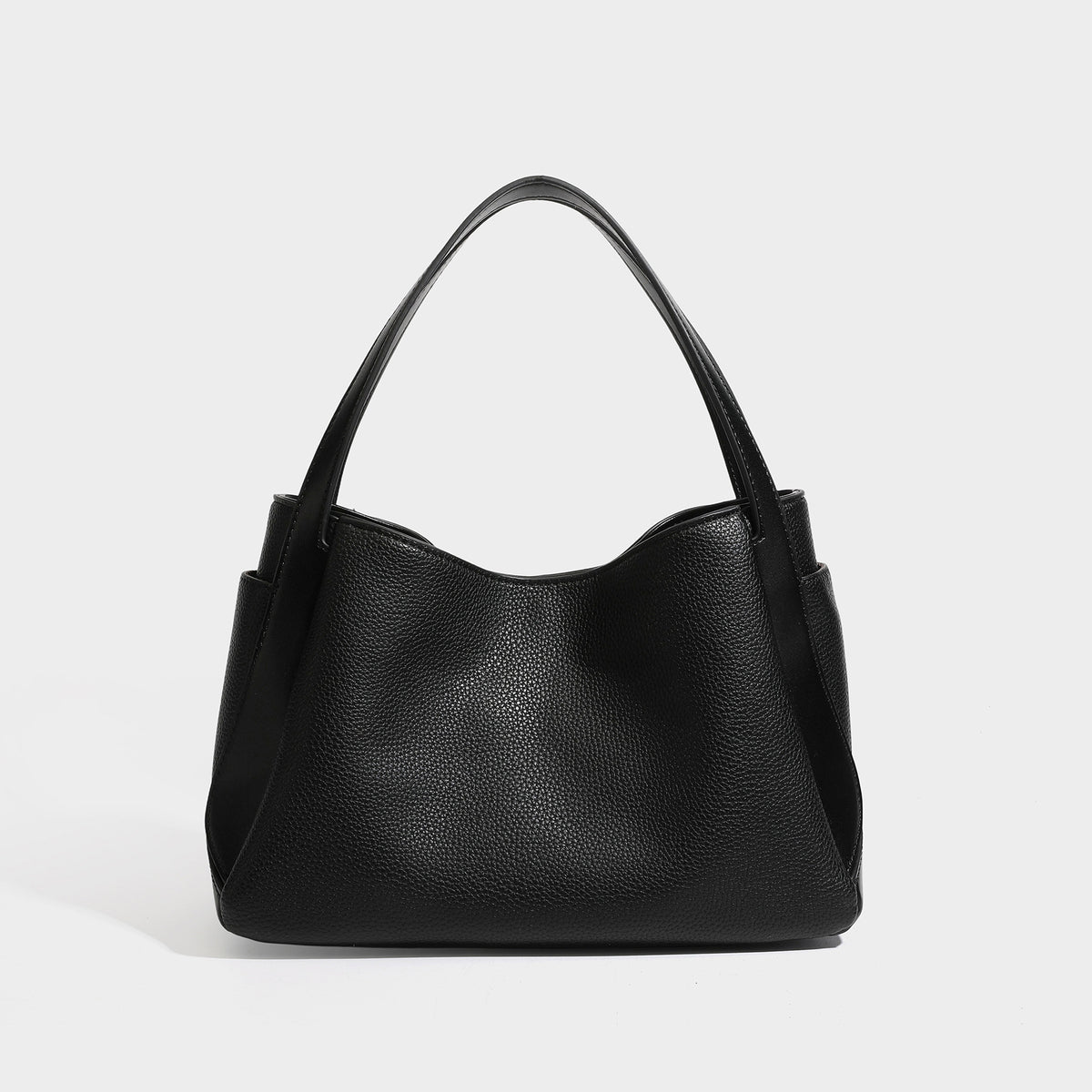 Schwarze Tote-Bag in genarbter Lederoptik mit kürbisförmigen Beschlägen in Goldoptik, zwei Tragegriffen und abnehmbarem Crossbody-Schulterriemen, Detailansicht