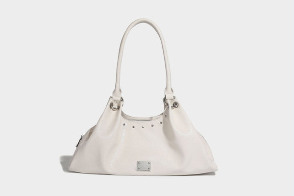 Locker fallende trapezförmige Tote-Schultertasche mit glänzender, geknautschter Lederoptik, zwei Schlaufenhenkeln, Reißverschluss oben und