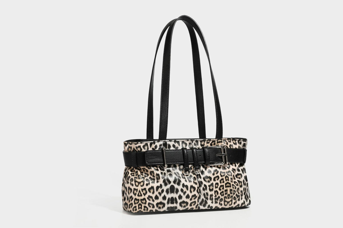 Strukturierte Schultertasche mit Leopardenmuster, Gürtelverschluss-Detail, zwei langen Riemen und silberfarbenen Metallbeschlägen, Detailansicht
