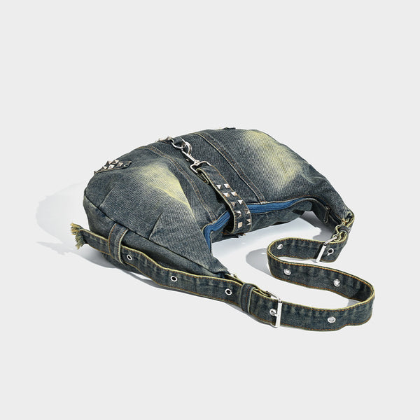 Hobo-Bag aus Denim mit Used-Effekt, Pyramiden-Nieten und verstellbarem Schulterriemen, Detailansicht 3