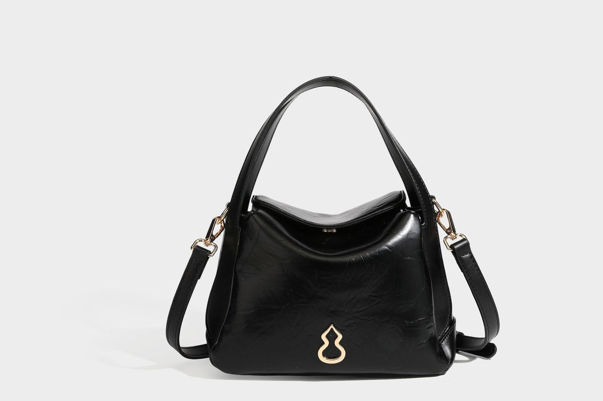 Glänzende, geknautschte Henkeltasche in Lederoptik mit goldfarbenen Emblem-Details und abnehmbarem Schulterriemen, Detailansicht 26