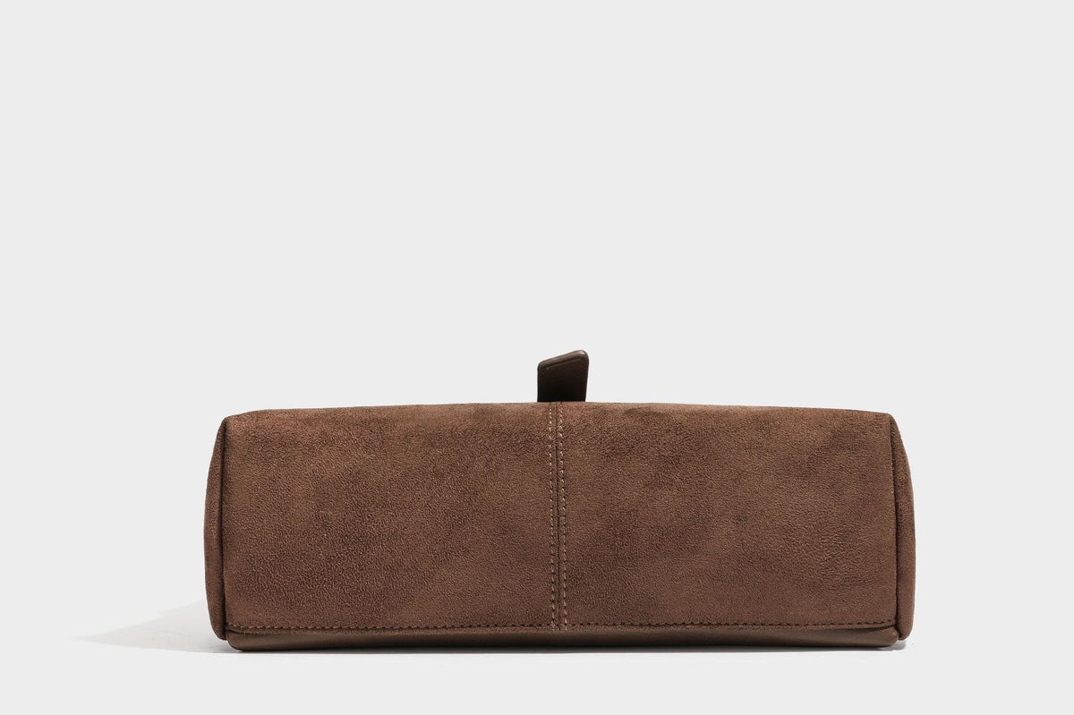 Formstabile Satchel-Tasche mit mattem Veloursleder-Finish, Überschlag, goldfarbenen Emblem-Beschlägen, kurzem Tragegriff und verstellbarem Crossbody-Riemen