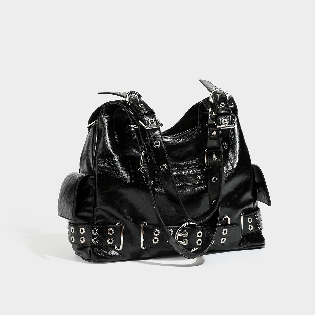 Große glänzende schwarze Hobo-Schultertasche mit silberfarbenem Ösenriemen am Boden, Schnallenbeschlägen, vorderer Reißverschlusstasche und zwei vorderen Details