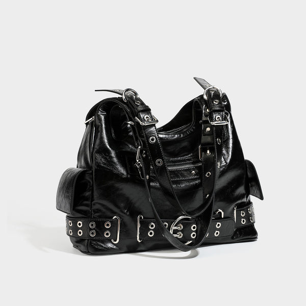 Große glänzende schwarze Hobo-Schultertasche mit silberfarbenem Ösenriemen am Boden, Schnallenbeschlägen, vorderer Reißverschlusstasche und zwei vorderen Details