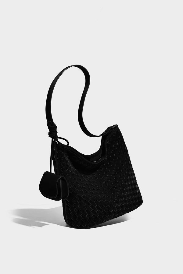 Lässig fallende Hobo-Schultertasche aus geflochtenem Material mit Korbgeflecht-Optik, angesetztem Mini-Täschchen vorne und verstellbarem Knotenträger, Detailansicht