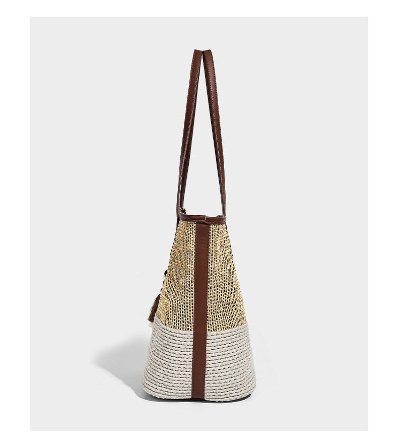 Zweifarbige gewebte Tote-Bag in Beige und Creme mit braunen Schulterriemen in Lederoptik und Quastenanhänger mit Perlen, Detailansicht 10