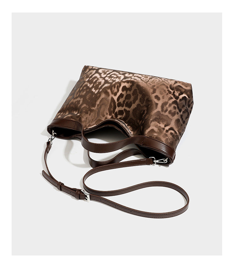 Glänzende Tote-Bag mit Leopardenmuster, dunkelbraunem Besatz in Lederoptik und zwei Tragegriffen, Detailansicht 12