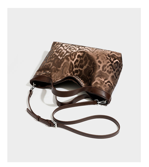 Glänzende Tote-Bag mit Leopardenmuster, dunkelbraunem Besatz in Lederoptik und zwei Tragegriffen, Detailansicht 12
